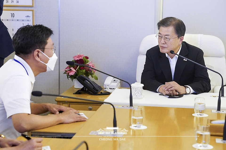 미국 순방을 마친 문재인 대통령이 23일(현지시각) 공군 1호기로 귀국 중 기내에서 기자들과 간담회를 하고 있다.