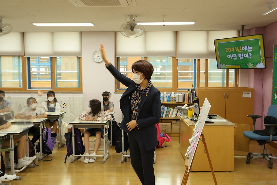 한정애 환경부장관이 27일 오전 경기도 안양시 나눔초등학교를 찾아 ‘병뚜껑 고리를 부탁해 환경활동’ 수업을 참관하고, 환경의 중요성과 우리가 할 수 있는 일에 대해 학생들과 질의응답하고 있다.