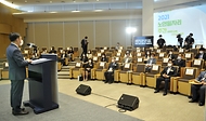 양성일 보건복지부 제1차관이 27일 오후 서울 송파구 롯데타워 SKY31 컨벤션에서 열린 ‘2021 노인일자리 주간 기념식’에서 기념사를 하고 있다.