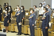 양성일 보건복지부 제1차관이 27일 오후 서울 송파구 롯데타워 SKY31 컨벤션에서 열린 ‘2021 노인일자리 주간 기념식’에서 국기에 경례를 하고 있다.