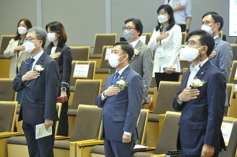 양성일 보건복지부 제1차관이 27일 오후 서울 송파구 롯데타워 SKY31 컨벤션에서 열린 ‘2021 노인일자리 주간 기념식’에서 국기에 경례를 하고 있다.