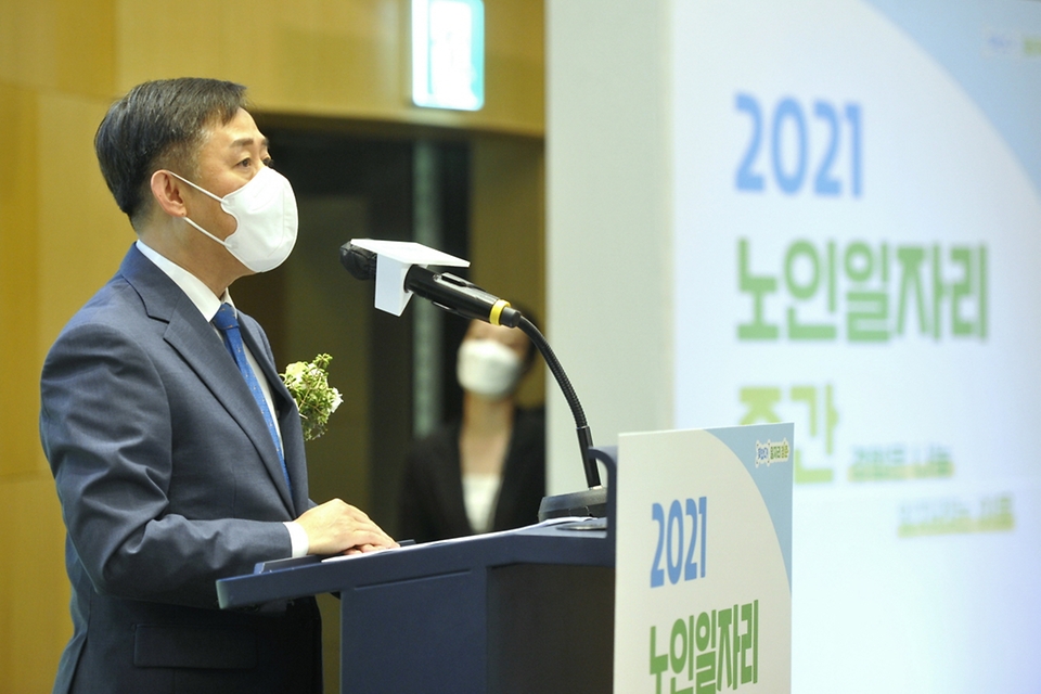 양성일 보건복지부 제1차관이 27일 오후 서울 송파구 롯데타워 SKY31 컨벤션에서 열린 ‘2021 노인일자리 주간 기념식’에서 기념사를 하고 있다.