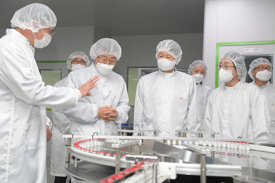 김강립 식품의약품안전처 처장이 29일 경북 SK바이오사이언스 안동 공장을 방문해 백신 생산 현장을 점검하고 있다.