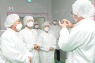 김강립 식품의약품안전처 처장이 29일 경북 SK바이오사이언스 안동 공장을 방문해 백신 생산 현장을 점검하고 있다.