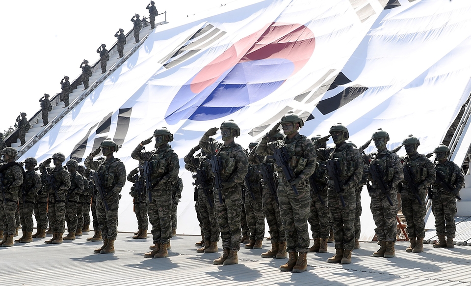 제73주년 국군의 날을 기념해 1일 오전 경북 포항 도구해안에서 실시된 육·해·공군 합동상륙작전 시연에 참가한 해병대원들이 시연을 마친 뒤 대형 태극기 앞에서 기념촬영을 하고 있다.