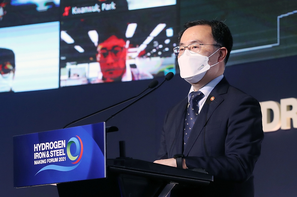 문승욱 산업통상자원부 장관이 6일 서울 그랜드인터컨 서울 파르나스호텔에서 온·오프라인으로 열린 ‘수소환원제철(HyIS) 2021 포럼’에 참석해 축사하고 있다.