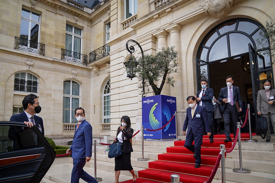 2021년 경제협력개발기구(OECD) 각료이사회 참석차 프랑스 파리를 방문 중인 정의용 외교부 장관이 5일 (현지시간) 프랑스 파리 OECD 사무국을 방문하고 있다.