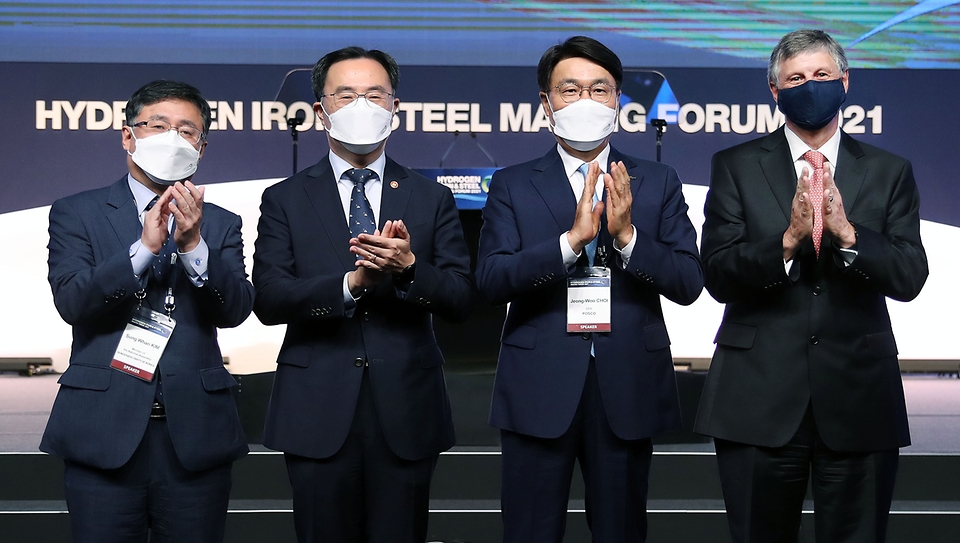 문승욱 산업통상자원부 장관이 6일 서울 그랜드인터컨 서울 파르나스호텔에서 온·오프라인으로 열린 ‘수소환원제철(HyIS) 2021 포럼’에 참석해 참석자들과 박수치고 있다.