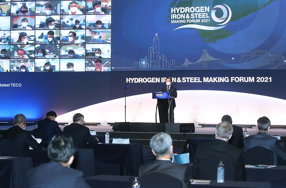 문승욱 산업통상자원부 장관이 6일 서울 그랜드인터컨 서울 파르나스호텔에서 온·오프라인으로 열린 ‘수소환원제철(HyIS) 2021 포럼’에 참석해 축사하고 있다.