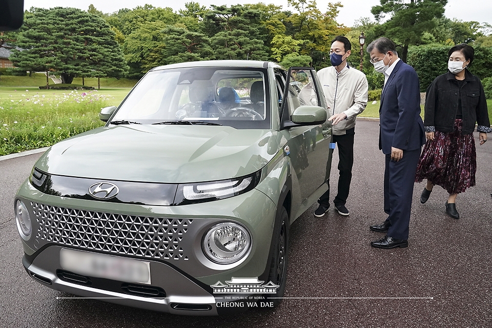 문재인 대통령이 6일 오후 청와대에서 광주형 일자리 사업으로 출시된 현대차의 첫 경형SUV(스포츠유틸리티차) ‘캐스퍼’를 인도받고 있다.