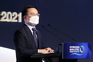 문승욱 산업통상자원부 장관이 6일 서울 그랜드인터컨 서울 파르나스호텔에서 온·오프라인으로 열린 ‘수소환원제철(HyIS) 2021 포럼’에 참석해 축사하고 있다.