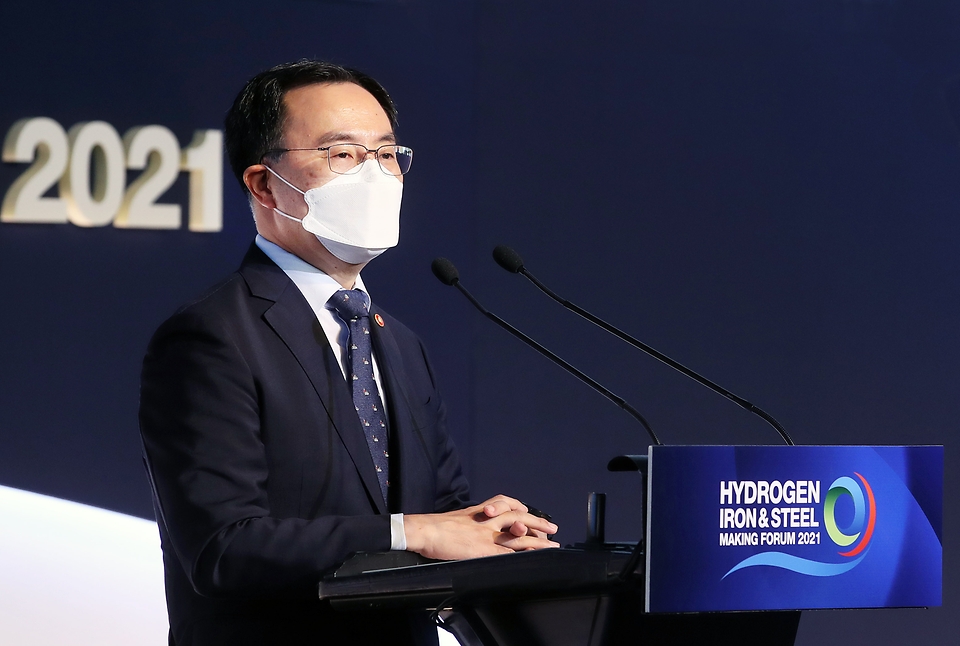 문승욱 산업통상자원부 장관이 6일 서울 그랜드인터컨 서울 파르나스호텔에서 온·오프라인으로 열린 ‘수소환원제철(HyIS) 2021 포럼’에 참석해 축사하고 있다.