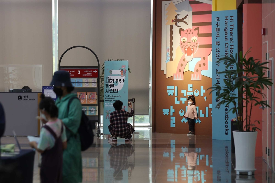 <p>한글날을 하루 앞둔 8일 오후 서울 용산구 국립한글박물관에서 기획전이 열리고 있다.</p>