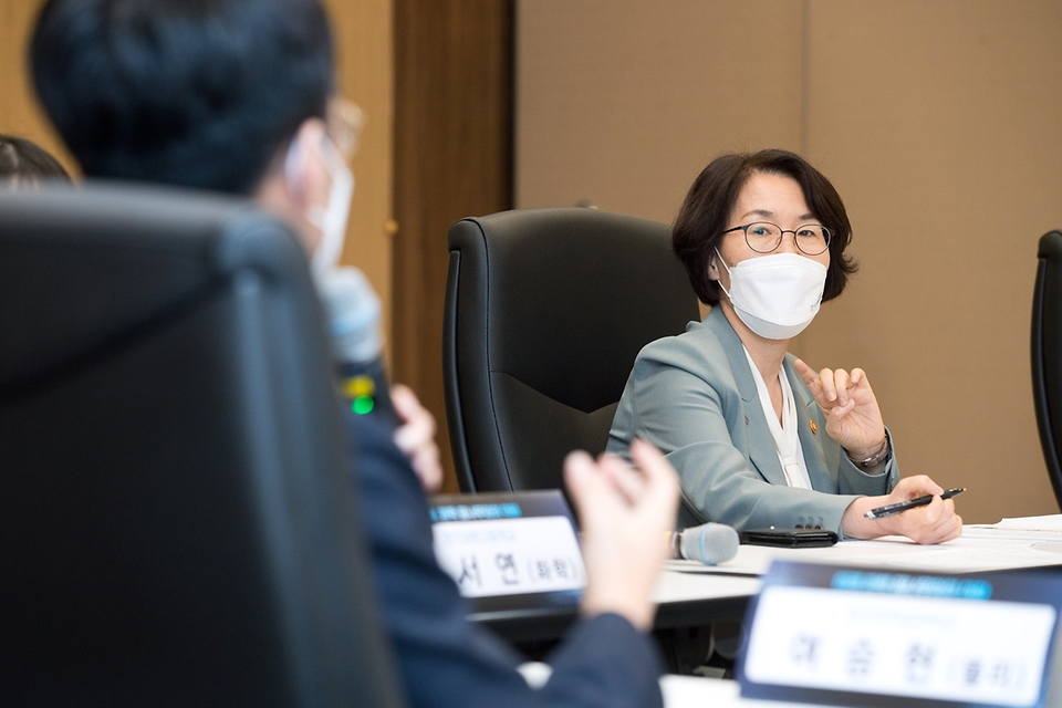 임혜숙 과학기술정보통신부 장관이 6일 오후 대전광역시 유성구 기초과학연구원에서 열린 ‘국제과학올림피아드 참가 국가대표 학생들과의 간담회’에 참석해 학생의 발언을 청취하고 있다.