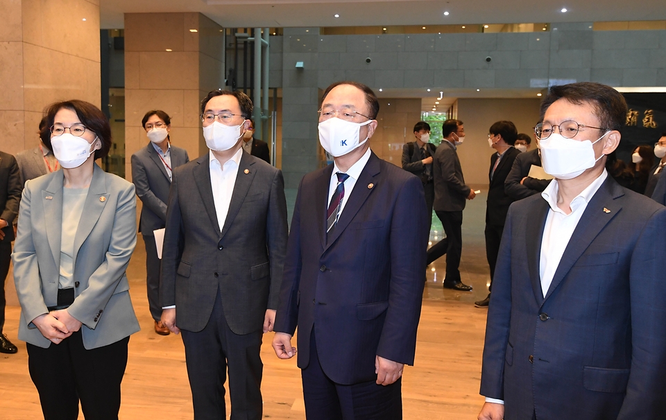 홍남기 경제부총리 겸 기획재정부 장관이 8일 경기도 판교 SK바이오사이언스를 방문, 코로나19 백신 개발 진행 상황을 점검하고 있다. 