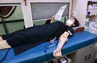 유은혜 사회부총리 겸 교육부 장관이 6일 정부세종청사에 마련된 헌혈 버스에서 혈액 수급난 해소를 위한 헌혈에 동참하고 있다.