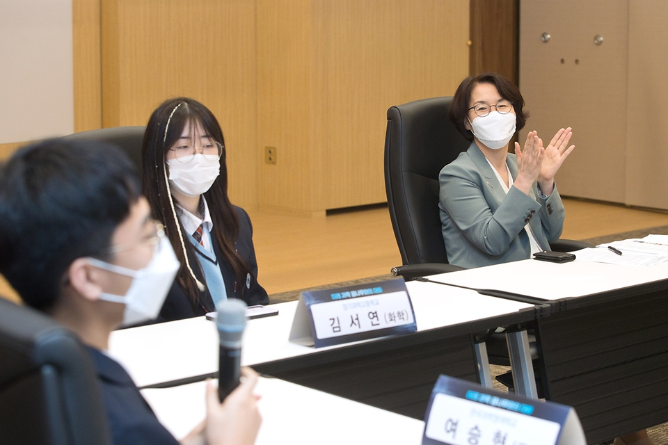 임혜숙 과학기술정보통신부 장관이 6일 오후 대전광역시 유성구 기초과학연구원에서 열린 ‘국제과학올림피아드 참가 국가대표 학생들과의 간담회’에 참석해 학생의 발언을 청취하고 있다.