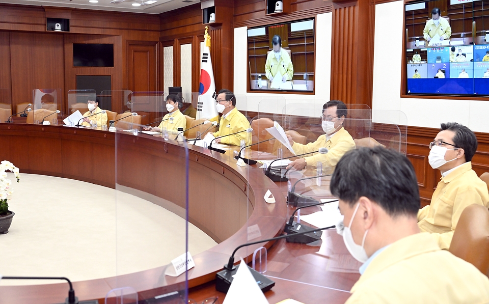 김부겸 국무총리가 8일 세종로 정부서울청사에서 열린 아프리카돼지열병(ASF) 관계장관회의를 주재하고 있다.