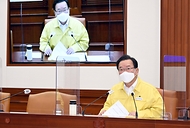 김부겸 국무총리가 8일 세종로 정부서울청사에서 열린 아프리카돼지열병(ASF) 관계장관회의를 주재하고 있다.