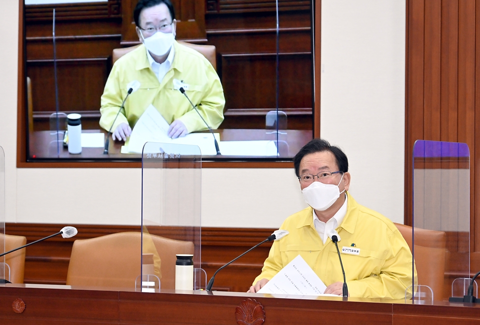김부겸 국무총리가 8일 세종로 정부서울청사에서 열린 아프리카돼지열병(ASF) 관계장관회의를 주재하고 있다.