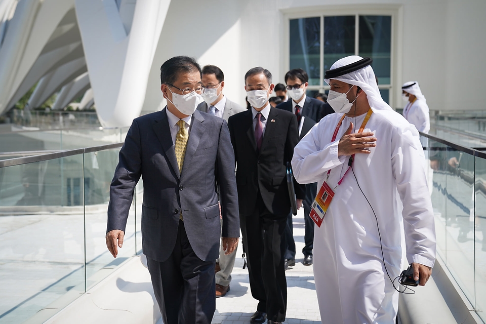 아랍에미리트(UAE)를 방문 중인 정의용 외교부 장관이 9일(현지시간) 두바이에서 2020 두바이 엑스포 한국관 및 UAE관 등을 둘러보고 있다.