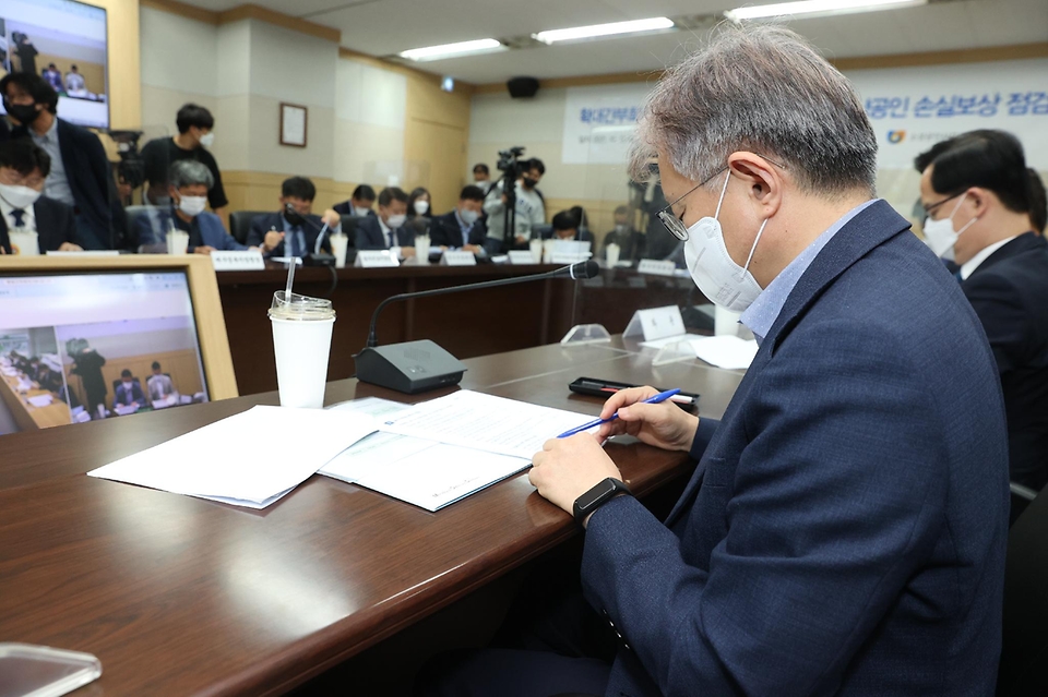 권칠승 중소벤처기업부 장관이 12일 대전 소상공인시장진흥공단에서 열린 확대간부회의 겸 중기부·유관기관 합동 소상공인 손실보상 점검 회의에서 13개 지방청별 집행준비 상황을 보고받고 있다.