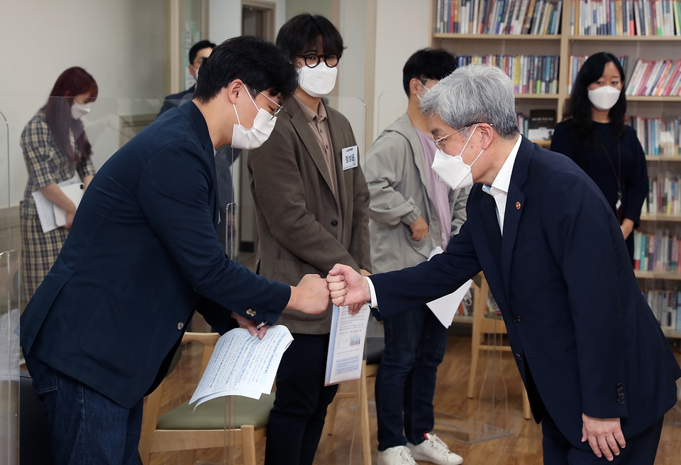 금융발전심의회 청년분과 ‘금발심 퓨처스(Futures)’ 위원들과 금융위 90년대생 직원들의 2차 회의가 14일 서울 종로구 정부서울청사에서 열린 가운데 고승범 금융위원장이 참석자들과 인사하고 있다.

‘금발심 퓨처스(Futures)’는 지난 5월 금융시장의 주체인 젊은층의 의견에 귀를 기울이고자 금융발전심의회 내 특별위원회로 구성해 청년금융의 추진방향을 마련하기 위해 설치됐다. 
