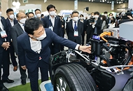 박기영 산업통상자원부 2차관이 13일 경기도 일산 킨텍스 제1전시장에서 개막한 ‘2021 탄소중립 엑스포(EXPO)’를 방문해 전시 부스를 둘러보고 있다.