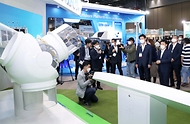박기영 산업통상자원부 2차관이 13일 경기도 일산 킨텍스 제1전시장에서 개막한 ‘2021 탄소중립 엑스포(EXPO)’를 방문해 전시 부스를 둘러보고 있다.