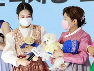 유투버 '달리'가 13일 서울 강남구 스타필드 코엑스몰에서 열린 한복사랑 감사장 수여식에서 수상소감을 말하고 있다.