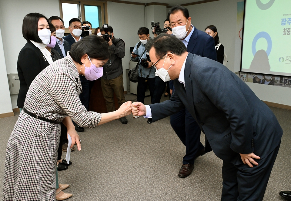 김부겸 국무총리가 13일 광주광역시에 있는 최중증발달장애인 융합돌봄센터를 방문, 현황을 보고를 받은 뒤 당부의 말을 전하고 있다. 