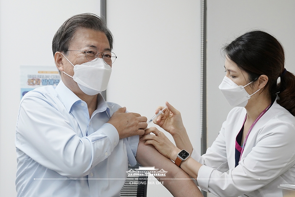 문재인 대통령이 15일 서울 국립중앙의료원 코로나19 중앙예방접종센터를 찾아 코로나19 백신 추가 접종을 받고 있다.