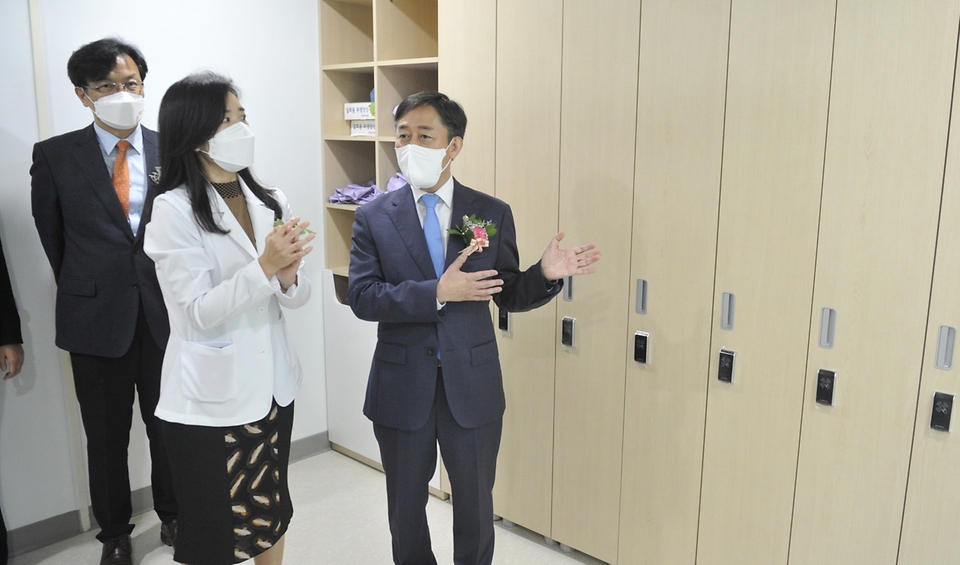 양성일 보건복지부 제1차관이 14일 서울 강북구 국립재활원에 개원한 장애인건강검진센터를 둘러보고 있다.