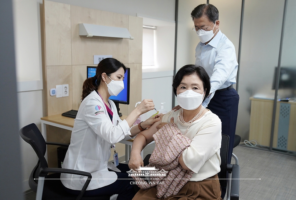 김정숙 여사가 15일 문재인 대통령과 함께 서울 국립중앙의료원 코로나19 중앙예방접종센터를 찾아 코로나19 백신 추가 접종을 받고 있다.