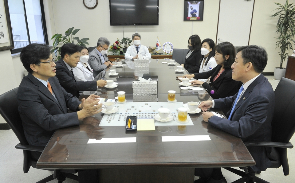 14일 서울 강북구 국립재활원에서 열린 장애인건강검진센터 개원식에서 양성일 보건복지부 제1차관이 관계자들과 대화를 나누고 있다.