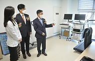 양성일 보건복지부 제1차관이 14일 서울 강북구 국립재활원에 개원한 장애인건강검진센터를 둘러보고 있다.