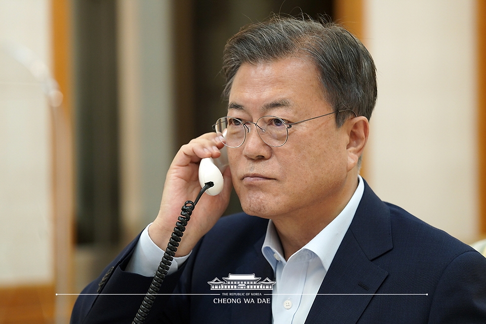 문재인 대통령이 15일 청와대 관저 회의실에서 기시다 후미오 일본 총리와 통화하고 있다.