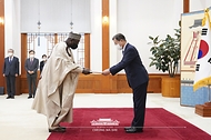 문재인 대통령이 15일 청와대에서 열린 주한대사 신임장 제정식에서 알리 모하메드 마가쉬 주한 나이지리아 대사로부터 신임장을 받고 있다.