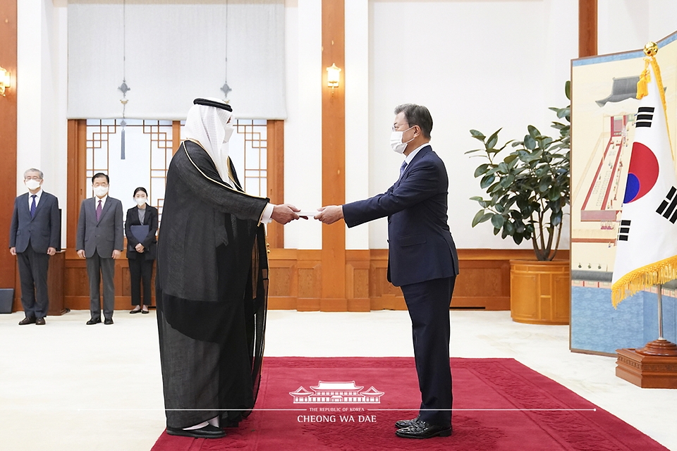 문재인 대통령이 15일 청와대에서 열린 주한대사 신임장 제정식에서 사미 알사드한 주한 사우디아라비아 대사로부터 신임장을 받고 있다.