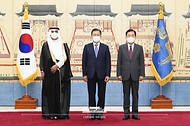 문재인 대통령이 15일 청와대에서 열린 주한대사 신임장 제정식에서 사미 알사드한 주한 사우디아라비아 대사로부터 신임장을 받은 후 기념촬영을 하고 있다.