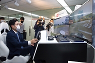 조경식 과학기술정보통신부 제2차관이 14일 오전 서울 서초구 KT우면연구센터를 방문해 ‘5G기반 원격주행 서비스’를 시연하고 있다.