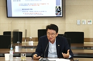 <p>류근관 통계청장이 10.15.(금) 대전 통계청 대회의실에서 한국교육개발원 직원들을 대상으로 "K-통계체계 및 통계청이 나아갈 방향"에 대해 온라인 강의를 하였다.</p>