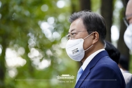 문재인 대통령이 18일 오후 서울 용산구 노들섬에서 열린 2050 탄소중립위원회 제2차 전체회의를 마친 후 맹꽁이 숲을 탐방하고 있다.