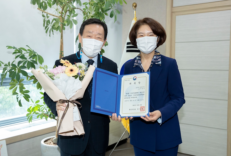 <p>한정애 환경부장관이 15일 오후 서울 서초구 한강홍수통제소에서 제종길 도시와 자연연구소장(전 안산시장)을 제10기 지속가능발전위원회 위원장으로 위촉하고 위촉장을 전달하고 있다.</p>