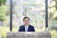 문재인 대통령이 18일 서울 용산구 노들섬다목적홀에서 열린 2050 탄소중립위원회 제2차 전체회의에 참석해 발언하고 있다.