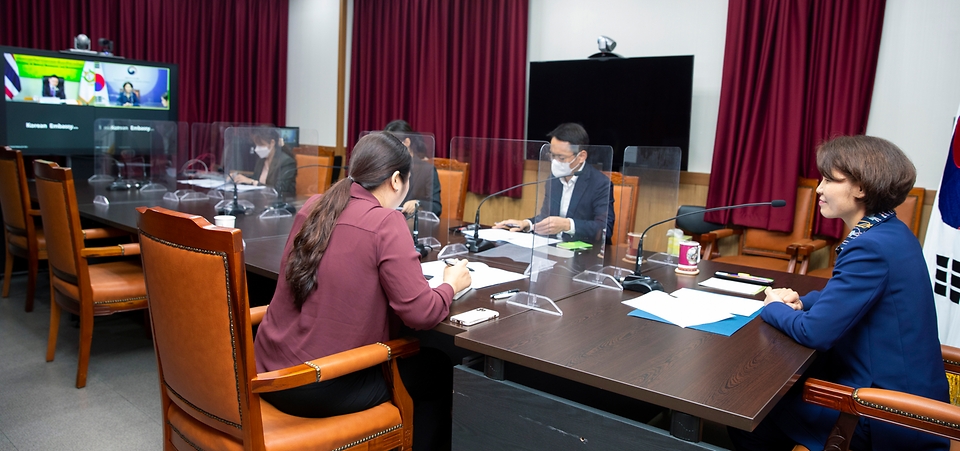 한정애 환경부장관이 15일 오전 서울 서초구에 위치한 한강홍수통제소에서 와라웃 씰라빠아차(Warawut Silapa-archa) 태국 환경자원부장관과 화상으로 만나 한국의 탄소중립기본법과 태국의 기후변화법 제정 및 집행 경험을 공유하고 있다.