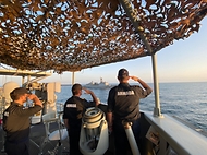 18일 대한민국과 유럽연합(EU), 오만이 아덴만과 아라비아해를 통과하는 국제권고통항로에서 실시한 첫 연합 해군 및 정보교환 훈련에서 연합해상훈련에 참가한 EU 해군의 빅토리아함 승조원이 충무공이순신함을 향해 대함경례를 하고 있다.