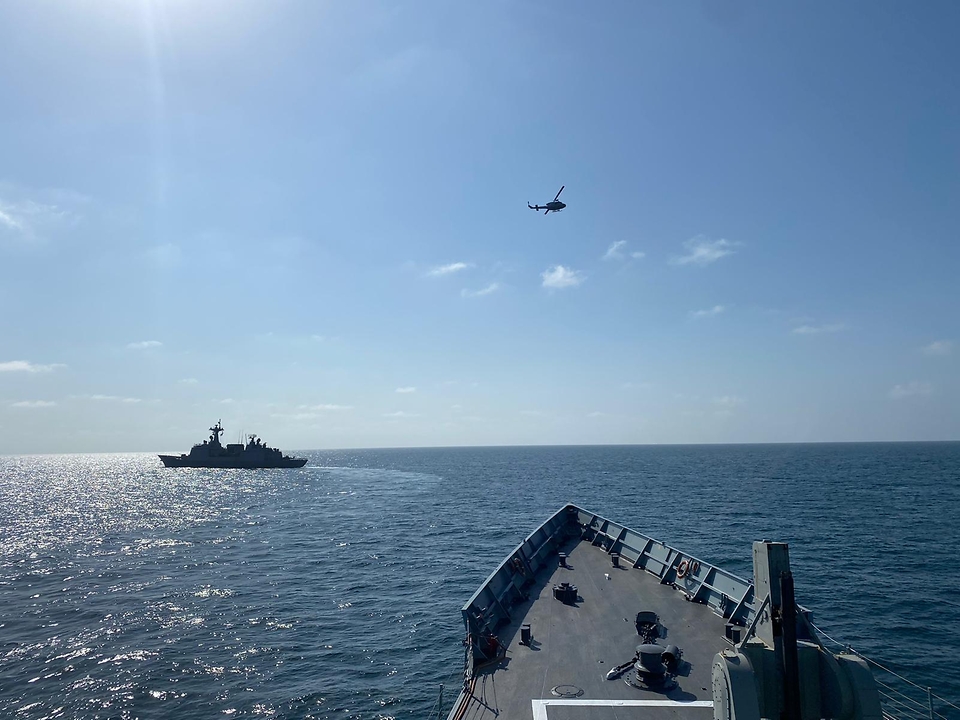 18일 대한민국과 유럽연합(EU), 오만이 아덴만과 아라비아해를 통과하는 국제권고통항로에서 첫 연합 해군 및 정보교환 훈련을 했다. 사진은 연합해상훈련에 참가한 EU해군의 빅토리아함 함수 너머로 항해하는 대한민국 충무공이순신함 모습.