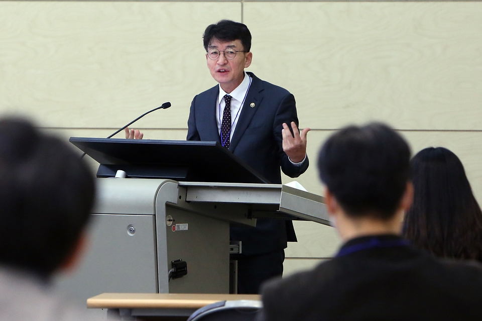 류근관 통계청장이 10월 21일(목) 대전 한남대학교 56주년기념관 중회의실에서 열린 '2021년 한국경제학회 충청지회 정책세미나 및 학술대회'에서 기조연설을 하고 있다.