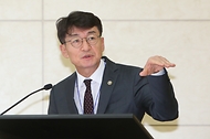 류근관 통계청장이 10월 21일(목) 대전 한남대학교 56주년기념관 중회의실에서 열린 '2021년 한국경제학회 충청지회 정책세미나 및 학술대회'에서 K-통계체계와 함께 통계청이 나아갈 방향이란 주제로 강연을 하였다.